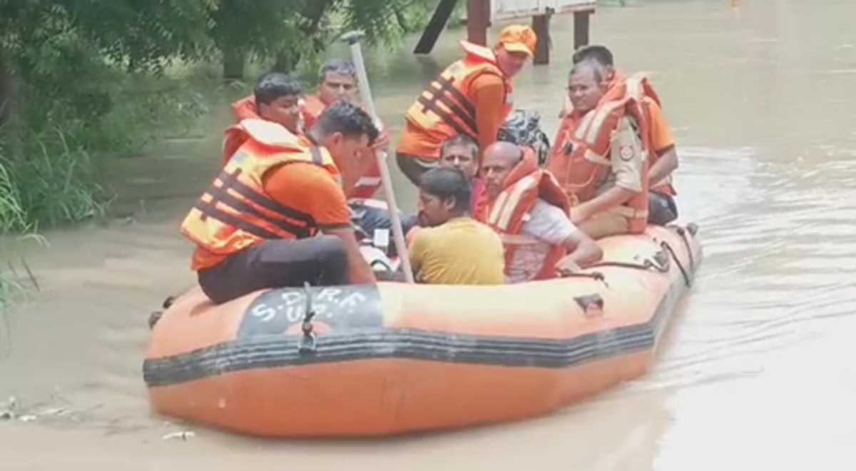 नोएडा में यमुना नदी के पास बने हुए कई सेक्टर में भी घुसा पानी
